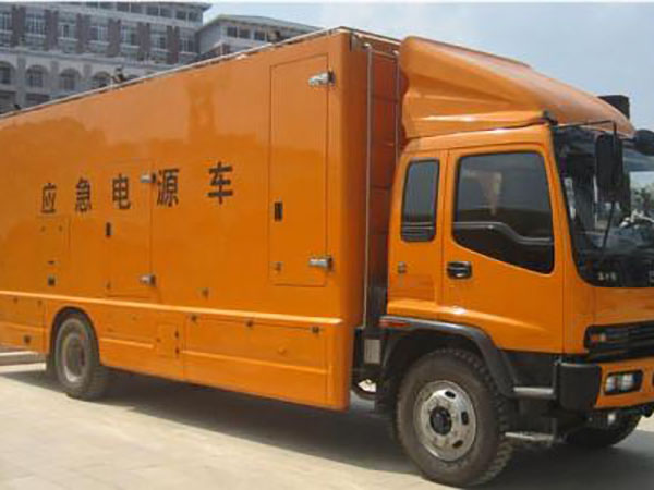 凤冈冬季柴油发电机启动前，如何检查燃油系统中的积水？